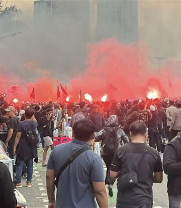 Di Senayan, May Day Membara, Massa Kepung DPR