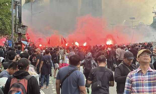 Di Senayan, May Day Membara, Massa Kepung DPR