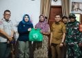 Wabup Madina Serahkan Bantuan Sembako kepada Petani di Sayurmatua