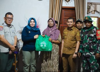 Wabup Madina Serahkan Bantuan Sembako kepada Petani di Sayurmatua