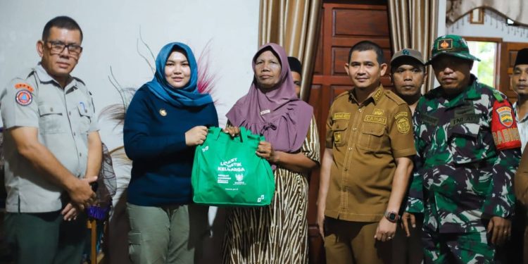 Wabup Madina Serahkan Bantuan Sembako kepada Petani di Sayurmatua