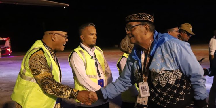Bupati Pasaman Barat Kawal Langsung Keberangkatan 194 Jemaah Haji ke BIM