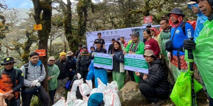 Aksi Bersih Gunung Bawakaraeng: Saat Kolaborasi Lintas Sektor Menjaga Hulu Kehidupan di Gowa