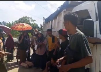 Warga Bubun Blokade Truk Galian C, Proyek Reklamasi Pantai di Langkat Diguncang Tuduhan Muatan Over Tonase hingga Dugaan Tambang Ilegal