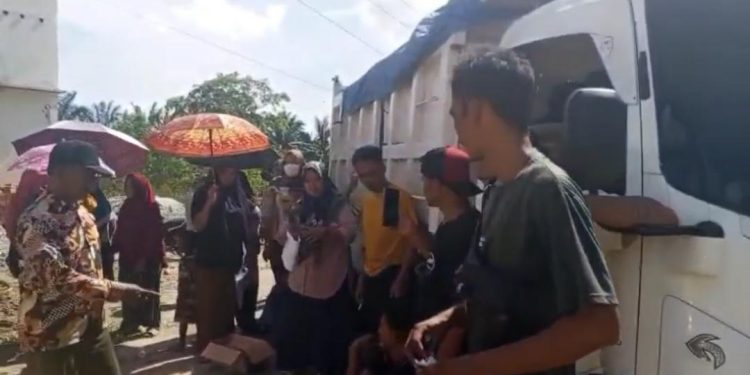 Warga Bubun Blokade Truk Galian C, Proyek Reklamasi Pantai di Langkat Diguncang Tuduhan Muatan Over Tonase hingga Dugaan Tambang Ilegal