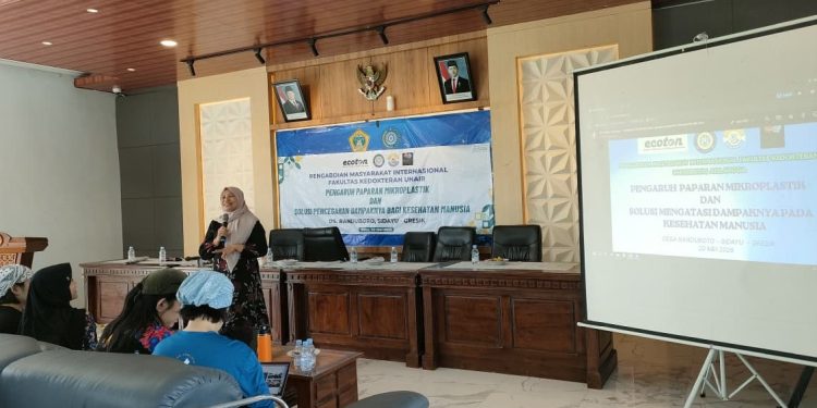 FK UNAIR dan Ecoton Edukasi Bahaya Mikroplastik di Gresik, Warga Dorong Hadirnya Toko Refill