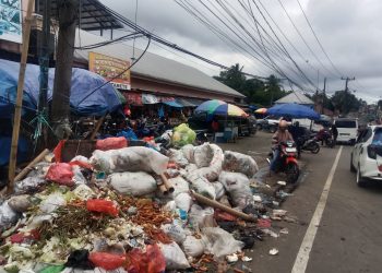 Sampah Menggunung Dipintu Masuk Pasar Tanete, Pengunjung Keluhkan Kondisi Lingkungan