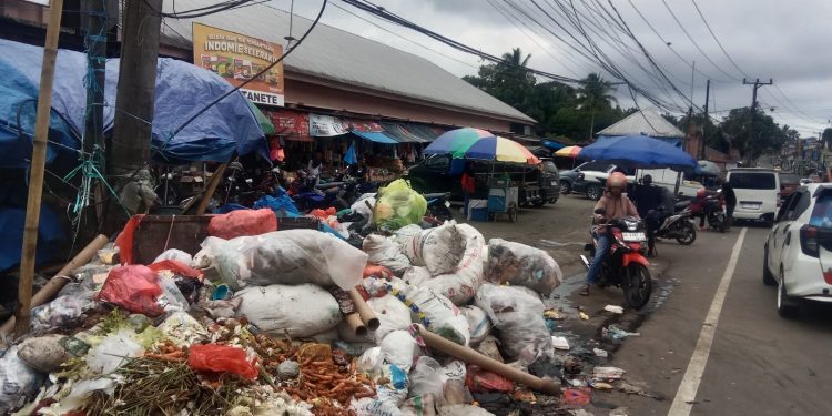 Sampah Menggunung Dipintu Masuk Pasar Tanete, Pengunjung Keluhkan Kondisi Lingkungan
