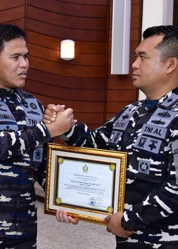 Berhasil Amankan Kedaulatan Perairan Indonesia,KASAL Berikan Penghargaan Kepada Kolonel Laut Rizki Purnama