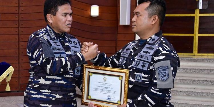 Berhasil Amankan Kedaulatan Perairan Indonesia,KASAL Berikan Penghargaan Kepada Kolonel Laut Rizki Purnama