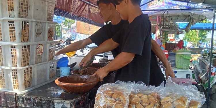 Pedagang di Pemalang Raup Omzet Jutaan Rupiah Dari Pedasnya Tahu Gejrot