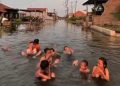 Kolam Renang Dadakan Muncul Saat Terjadi Banjir Air Rob di Pemalang