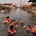 Kolam Renang Dadakan Muncul Saat Terjadi Banjir Air Rob di Pemalang