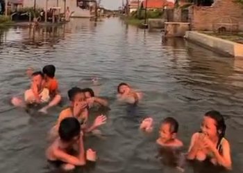 Muncul Kolam Renang Dadakan di Musibah Banjir Rob Pemalang