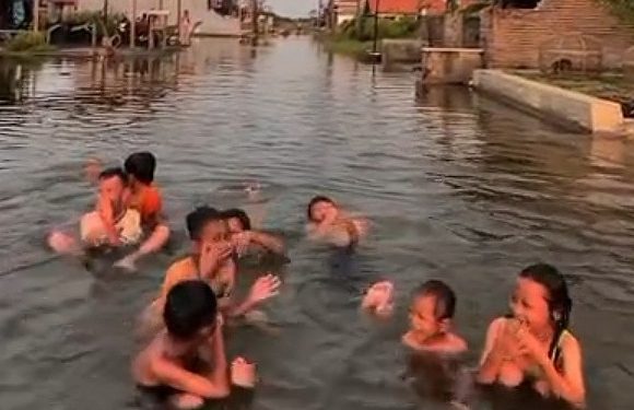 Muncul Kolam Renang Dadakan di Musibah Banjir Rob Pemalang