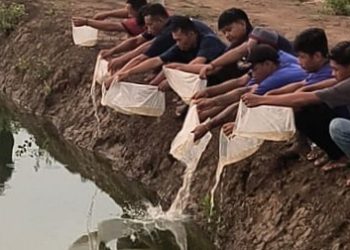 75 Ribu Bibit Ikan Bandeng di Tebar Oleh Kalapas Kendal Bersama Warga Binaan