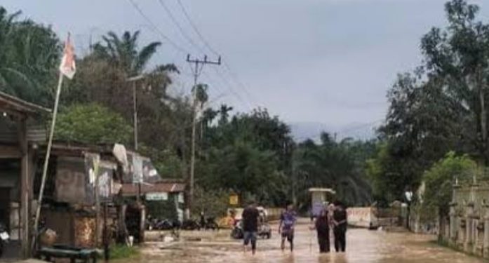 Banjir Genangi Bandar Tarutung Tapsel, Ratusan Warga Mengungsi, Sungai Batang Toru Meluap
