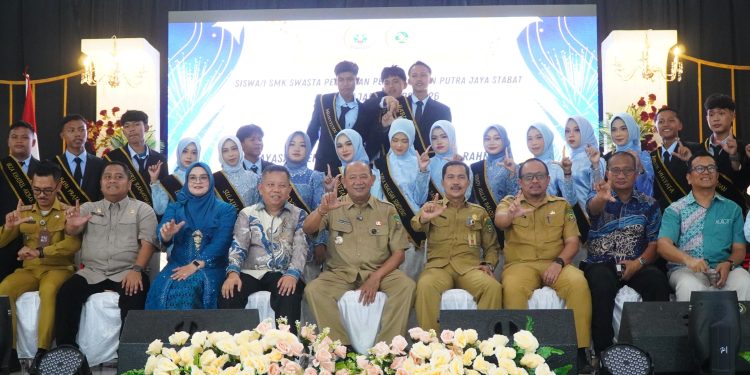 Bupati Syah Afandin Motivasi Lulusan Putra Jaya Jabal Rahmah Raih Mimpi