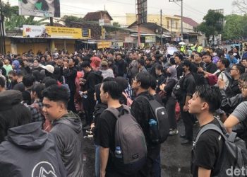 GEJAYAN MEMBARA! Ratusan Massa Kepung Simpang Tiga, Gaungkan 10 Tuntutan Keras untuk Pemerintah