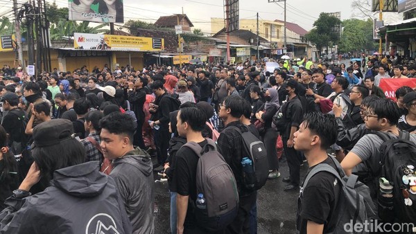GEJAYAN MEMBARA! Ratusan Massa Kepung Simpang Tiga, Gaungkan 10 Tuntutan Keras untuk Pemerintah