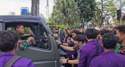 Demo Mahasiswa Medan Memanas, Truk TNI Diadang Massa; GMNI Soroti Ekspansi Peran Militer Diranah Sipil