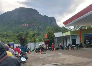 Isi BBM Sambil Nikmati Pemandangan Gunung, Bikin Betah Saat Mengantri