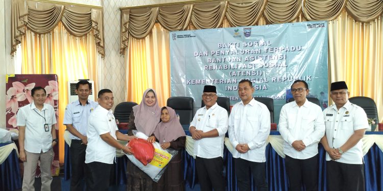 Kemensos Salurkan Bantuan ATENSI untuk 441 Warga Pasaman Barat, Sekolah Rakyat Segera Dibangun