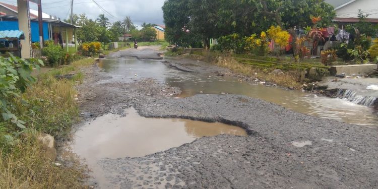 Jalan Poros Seppang Kian Hancur, Warga Sindir Pemerintah Lebih Sibuk Bangun Gedung daripada Perbaiki Jalan