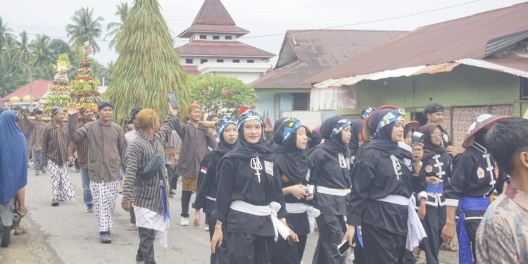 Sekda Pasaman Barat Apresiasi Warga Tanjung Sari Mahakarya Lestarikan Tradisi Bersih Desa