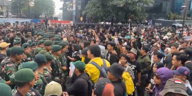 BEM UI Tak Turun, DPR dan Monas Tetap Dikepung Massa