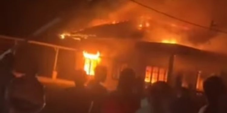 Massa Bakar Kantor dan Mes Perusahaan Sawit, Kematian Warga Diduga Dianiaya Picu Amuk Rakyat