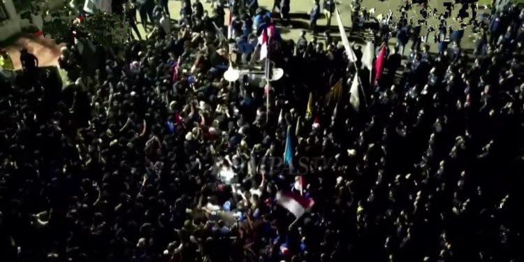Mahasiswa Ultimatum Pemerintah di DPR, Jangan Main-Main dengan Isu Perut Rakyat.