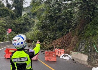 Jalur Padang–Bukittinggi Lumpuh Total, Longsor Terjang Lembah Anai, Akses Utama Sumbar Ditutup Hingga Waktu Belum Ditentukan