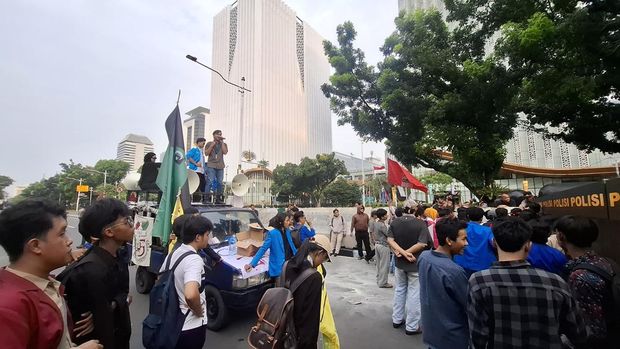 Demo Mahasiswa Kepung Kawasan Monas, Akses Menuju Gambir Ditutup, Soroti MBG hingga Supremasi Sipil