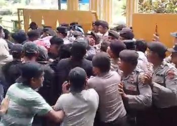 Blue Night Memanas, Ratusan Massa Kepung Kantor Bupati Langkat