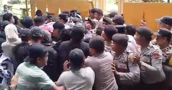 Blue Night Memanas, Ratusan Massa Kepung Kantor Bupati Langkat