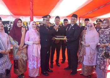 Kapolres Pasaman Barat Pimpin Upacara Hari Bhayangkara ke-80, Personel Berprestasi Terima Penghargaan