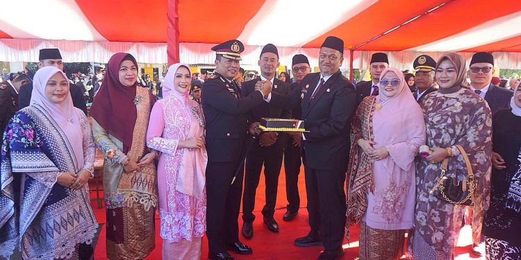 Kapolres Pasaman Barat Pimpin Upacara Hari Bhayangkara ke-80, Personel Berprestasi Terima Penghargaan