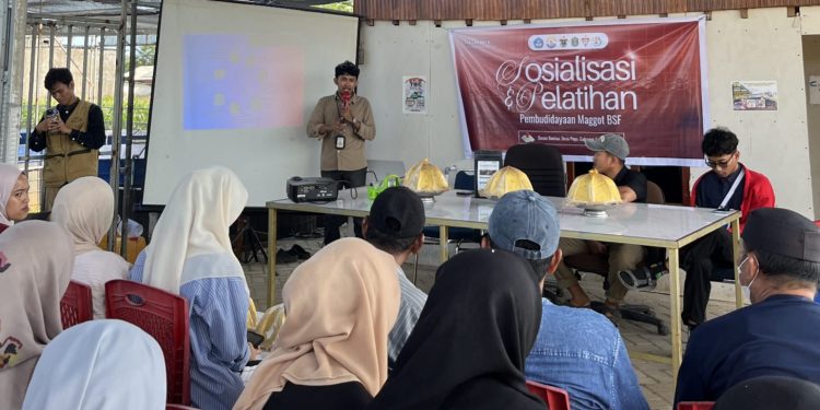 Unhas Gelar Pelatihan Budidaya Maggot di Takalar, Warga Desa Popo Dibekali Cara Kelola Limbah Organik