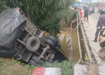 Truk Bermuatan Pampers Terjun ke Sungai di Titi Kembar Kotapinang, Sopir Selamat