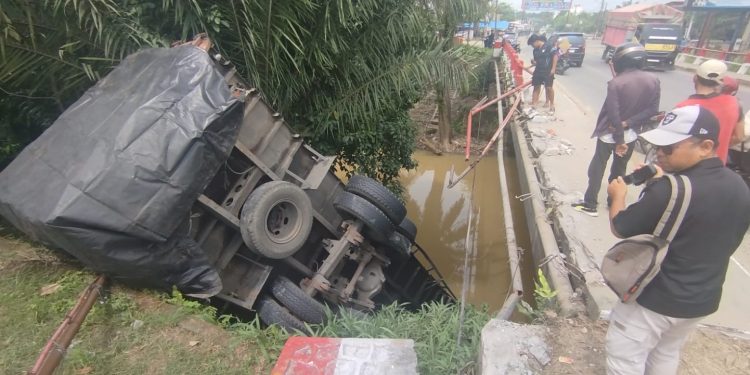 Truk Bermuatan Pampers Terjun ke Sungai di Titi Kembar Kotapinang, Sopir Selamat