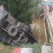 Truk Bermuatan Pampers Terjun ke Sungai di Titi Kembar Kotapinang, Sopir Selamat