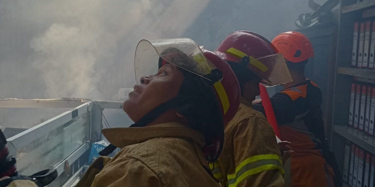 Damkar Pemalang Kerahkan 3 Unit Armada Padamkan kebakaran Gedung PDAM