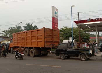 Truk Raksasa dan Krisis BBM Lumpuhkan Jalinsum Langkat, Kemacetan Mengular Berjam-jam Didepan SPBU