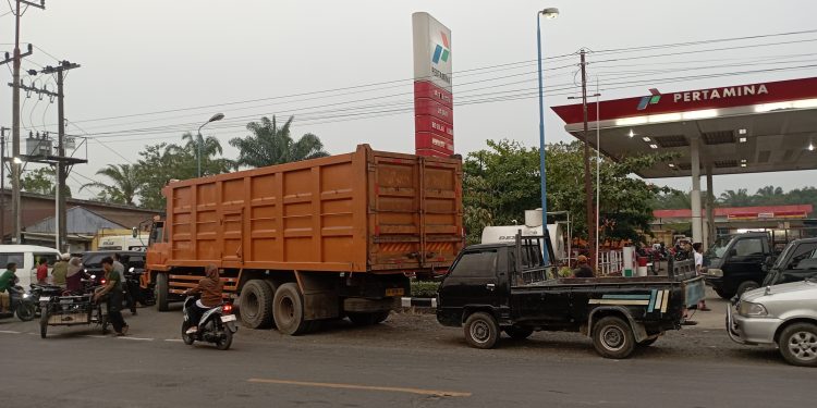 Truk Raksasa dan Krisis BBM Lumpuhkan Jalinsum Langkat, Kemacetan Mengular Berjam-jam Didepan SPBU