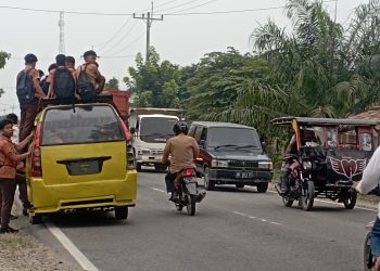 Nyawa Pelajar Dipertaruhkan, Angkot Angkut Siswa hingga Atas Atap Melintas di Jalinsum Langkat
