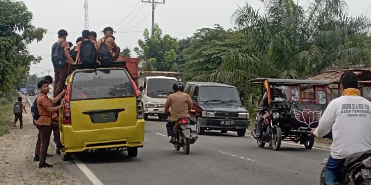 Nyawa Pelajar Dipertaruhkan, Angkot Angkut Siswa hingga Atas Atap Melintas di Jalinsum Langkat