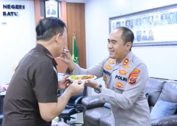 Kapolres Labuhanbatu Beri Kejutan Tumpeng ke Kejari, Perkuat Sinergi di HUT ke-66 Bhakti Adhyaksa