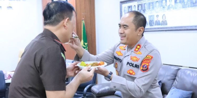 Kapolres Labuhanbatu Beri Kejutan Tumpeng ke Kejari, Perkuat Sinergi di HUT ke-66 Bhakti Adhyaksa