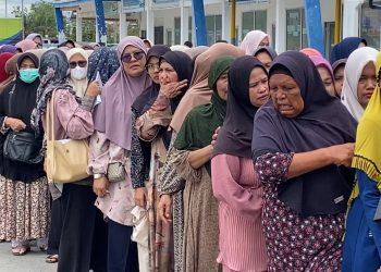Warga Rela Berdesakan, Sembako Murah Diserbu di Lhokseumawe